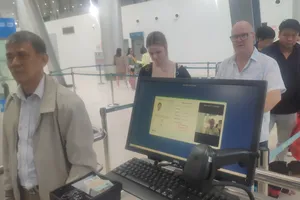 Hành khách thử nghiệm camera nhận diện tại sân bay Cát Bi