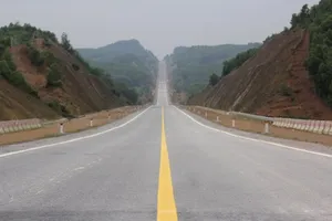 Cao tốc Cam Lộ - La Sơn hiện không có dải phân cách cứng ở giữa