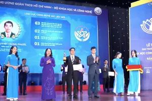 Phó Chủ tịch nước Võ Thị Ánh Xuân và Bí thư Thứ nhất Trung ương Đoàn Bùi Quang Huy trao giải thưởng Khoa học công nghệ Quả cầu Vàng năm 2023.