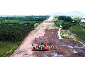 Nhiều dự án giao thông quan trọng bị chậm bàn giao mặt bằng thi công