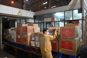 Hàng hóa cứu trợ được đưa lên máy bay