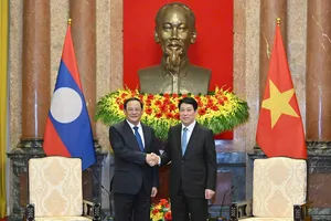 Chủ tịch nước Lương Cường tiếp Thủ tướng Lào Sonexay Siphandone, sáng 17-4. Ảnh: VIẾT CHUNG