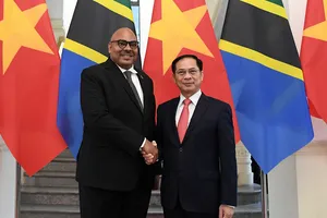 Phó Thủ tướng, Bộ trưởng Ngoại giao Bùi Thanh Sơn và Bộ trưởng Ngoại giao và Hợp tác Đông Phi nước Cộng hòa Thống nhất Tanzania Mahmoud Thabit Kombo