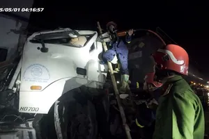 Vụ tai nạn xe đầu kéo chở theo bồn chứa đâm sập vào nhà dân ở mặt quốc lộ 10, sáng 1-5