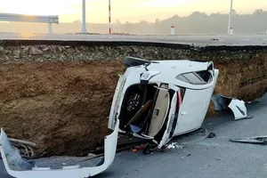 Hiện trường sụt lún cầu Hòa Bình (Tây Ninh)