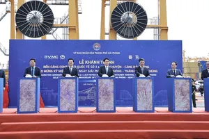 Chủ tịch nước Lương Cương và các đại biểu thực hiện nghi thức bấm nút khánh thành Bến cảng container quốc tế số 3 và 4 Lạch Huyện. Ảnh: VIẾT CHUNG
