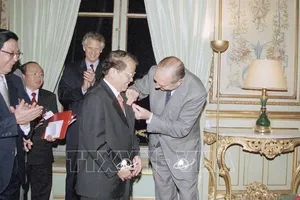 Tổng thống Pháp Jacques Chirac trao Huân chương Bắc đẩu bội tinh tặng Chủ tịch nước Trần Đức Lương. Ảnh: TTXVN