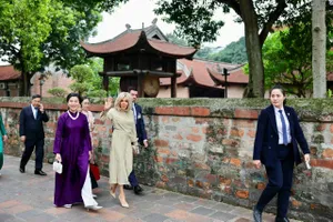 Phu nhân Tổng Bí thư và phu nhân Tổng thống Pháp đi thăm Bảo tàng Mỹ thuật Việt Nam. Ảnh: QUANG PHÚC.