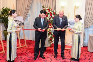 Chủ tịch nước Lương Cường và Tổng thống Hungary cắt băng khai mạc triển lãm ảnh của nhiếp ảnh gia Dezso Bozoky. Ảnh: VIẾT CHUNG