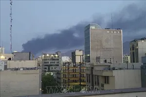 Khói bốc lên sau một vụ nổ tại Tehran, Iran, ngày 15-6. Ảnh: TTXVN