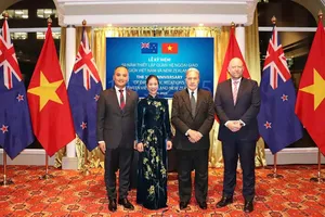 Đại sứ Phan Minh Giang cùng phu nhân chụp ảnh kỷ niệm cùng các khách mời tại lễ kỷ niệm hôm 17-6. (Ảnh: Đại sứ quán Việt Nam tại New Zealand) 