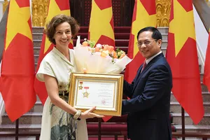Phó Thủ tướng, Bộ trưởng Ngoại giao Bùi Thanh Sơn trao tặng bà Audrey Azoulay Kỷ niệm chương “Vì sự nghiệp Ngoại giao Việt Nam”
