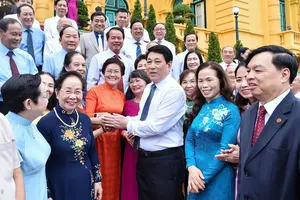 Chủ tịch nước Lương Cường gặp mặt thân mật đoàn đại biểu cán bộ Hội Khuyến học tiêu biểu toàn quốc, sáng 10-7. Ảnh: VIẾT CHUNG