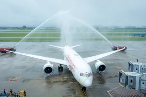 Nghi thức phun vòi rồng chào đón chuyến bay đầu tiên của Hãng hàng không Ethiopian Airlines