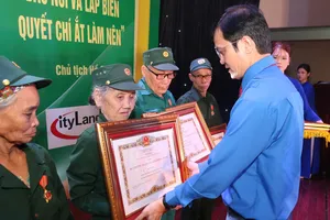 Bí thư thứ nhất Trung ương Đoàn Bùi Quang Huy trao tặng Huy chương "Thanh niên xung phong vẻ vang" cho 22 cựu thanh niên xung phong