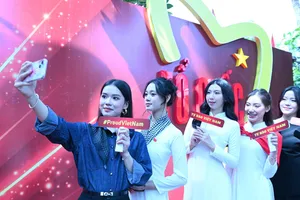 Các bạn trẻ chụp ảnh check-in “Tôi yêu Tổ quốc tôi” 