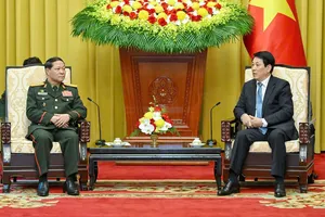 Chủ tịch nước Lương Cường tiếp Trung tướng Vongsone Inpanphim. Ảnh: VIẾT CHUNG