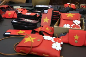 Rực rỡ màu cờ trên các sản phẩm túi xách, ốp điện thoại, túi kính,... Ảnh: HÀ NGUYỄN