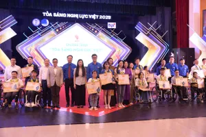 Bí thư thứ nhất Trung ương Đoàn Bùi Quang Huy trao bằng khen đến các cá nhân được vinh danh