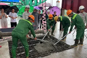 Khâu chuẩn bị cho hợp long cầu Phong Châu