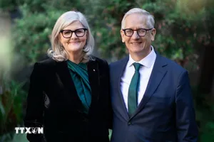 Toàn quyền Australia Sam Mostyn và Phu quân. Ảnh: TTXVN