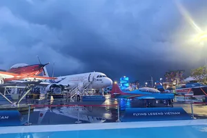 Khu triển lãm "Khát vọng bầu trời" hút khách tham quan