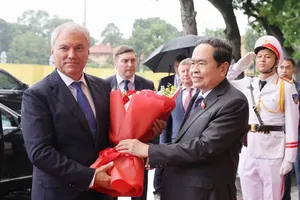 Chủ tịch Quốc hội Trần Thanh Mẫn đón Chủ tịch Duma Quốc gia Nga Vyacheslav Volodin, chiều 28-9. Ảnh: QUANG PHÚC