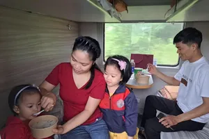 Suất ăn miễn phí phục vụ hành khách đi tàu sáng ngày 29-9