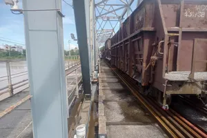 Chiều 10-10, đoàn tàu vẫn đang tiếp tục giữ vững cầu Bắc Giang an toàn, mực nước cách đáy dầm cầu Bắc Giang chỉ còn 0,65m