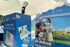 Các gia đình trẻ hào hứng tham gia nhiều hoạt động trong ngày hội "Gia đình trẻ hạnh phúc" ngày 12-10
