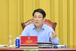 Chủ tịch nước Lương Cường phát biểu tại cuộc làm việc với các cơ quan liên quan về công tác chuẩn bị cho Lễ mở ký Công ước Chống tội phạm mạng, sáng 15-10. Ảnh: VIẾT CHUNG