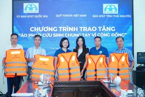 Trao tặng áo phao cứu sinh cho người dân và học sinh tỉnh Thái Nguyên