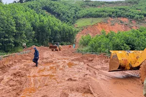 Nhiều tuyến đường bị sạt lở chưa được thông xe