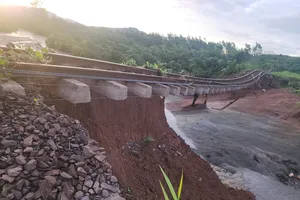 Đường sắt Bắc - Nam gián đoạn chạy tàu do thiệt hại nặng sau cơn bão số 13