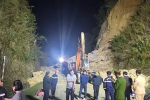 Rạng sáng 15-12, lực lượng chức năng đã tìm thấy nạn nhân thứ ba trong vụ sạt lở taluy dương xảy ra tại Km124+300, quốc lộ 6