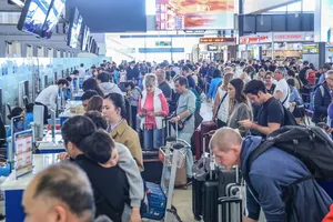 Sân bay Nội Bài đông khách dịp cuối năm.