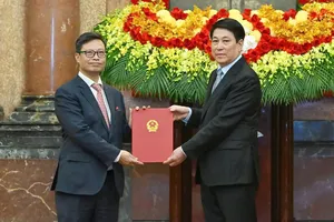 Chủ tịch nước Lương Cường trao quyết định bổ nhiệm Đại sứ Việt Nam tại các nước chiều 16-1. Ảnh: VIẾT CHUNG.