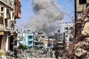 Những toà nhà bị phá huỷ sau cuộc không kích của Israel xuống Dải Gaza. Ảnh: IRNA/TTXVN