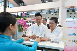 Hành khách check in "Chuyến bay hạnh phúc"