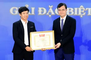 Bí thư thứ Nhất Trung ương Đoàn Bùi Quang Huy trao giải đặc biệt cho tác phẩm của tác giả Lý Anh Tuấn