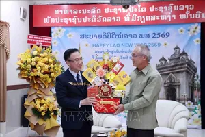 Phó Bí thư Thành ủy TPHCM Đặng Minh Thông tặng quà chúc Tết Tổng lãnh sự Lào tại TPHCM Phonesy Bounmixay, nhân dịp Tết cổ truyền của Lào. Ảnh: TTXVN