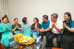 Đoàn đại biểu đến thăm các nữ Anh hùng LLVT nhân dân và nữ Biệt động Sài Gòn
