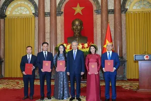 Tổng Bí thư, Chủ tịch nước Tô Lâm trao Quyết định bổ nhiệm 5 Đại sứ Việt Nam tại nước ngoài ngày 28-4. Ảnh: VIẾT CHUNG.
