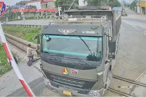 Các lỗi vi phạm chủ yếu là vượt đường ngang khi tàu sắp đến. Ảnh: CTV.