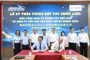 Lãnh đạo Tổng Công ty Đường sắt Việt Nam và Công ty hữu hạn Tập đoàn Metro Quảng Châu (Trung Quốc) ký kết thỏa thuận hợp tác chiến lược. Ảnh: HỒNG LIÊN