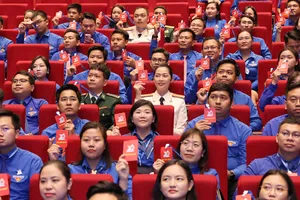 Các đại biểu biểu quyết thông qua nghị quyết đại hội tại phiên bế mạc, chiều 25-6. Ảnh: QUANG PHÚC
