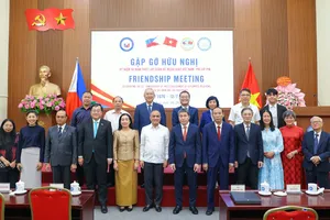 Các đại biểu tham dự Gặp gỡ hữu nghị kỷ niệm 50 năm thiết lập quan hệ ngoại giao Việt Nam - Philippines. Ảnh: ĐÌNH HÒA