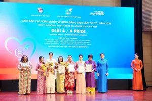 Bà Lê Thị Thủy và bà Caroline Nyamayemombe trao giải A cho các tác giả, nhóm tác giả. Ảnh: DUY ANH