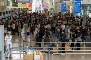 Lượng khách qua sân bay Nội Bài dịp cao điểm hè 2026. Ảnh: HÀ PHAN