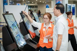 Hành khách làm thủ tục bằng công nghệ sinh trắc học tại sân bay Nội Bài. Ảnh: N Hà